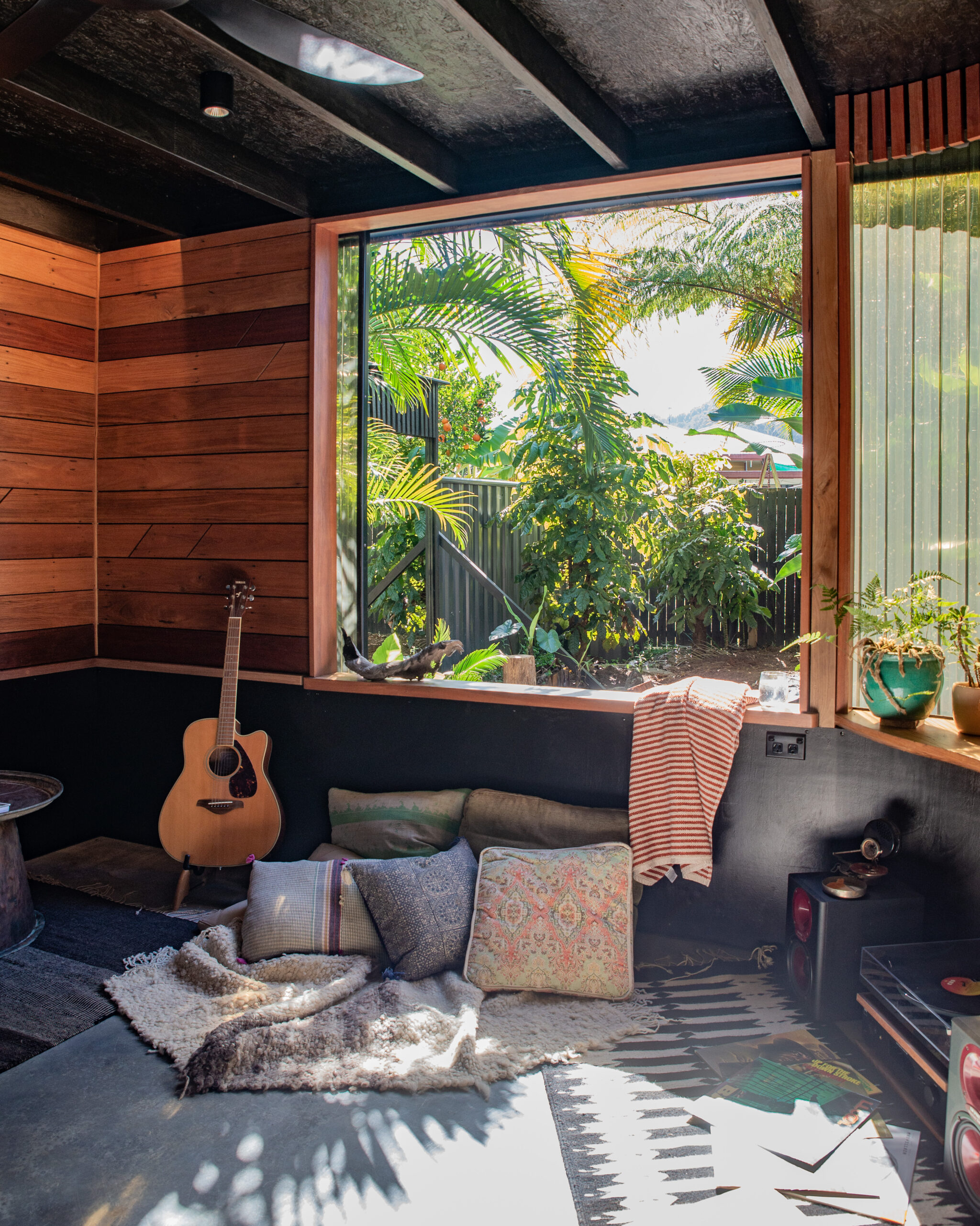 07_looking-to-retreat-garden-from-inside__aDSC_8808