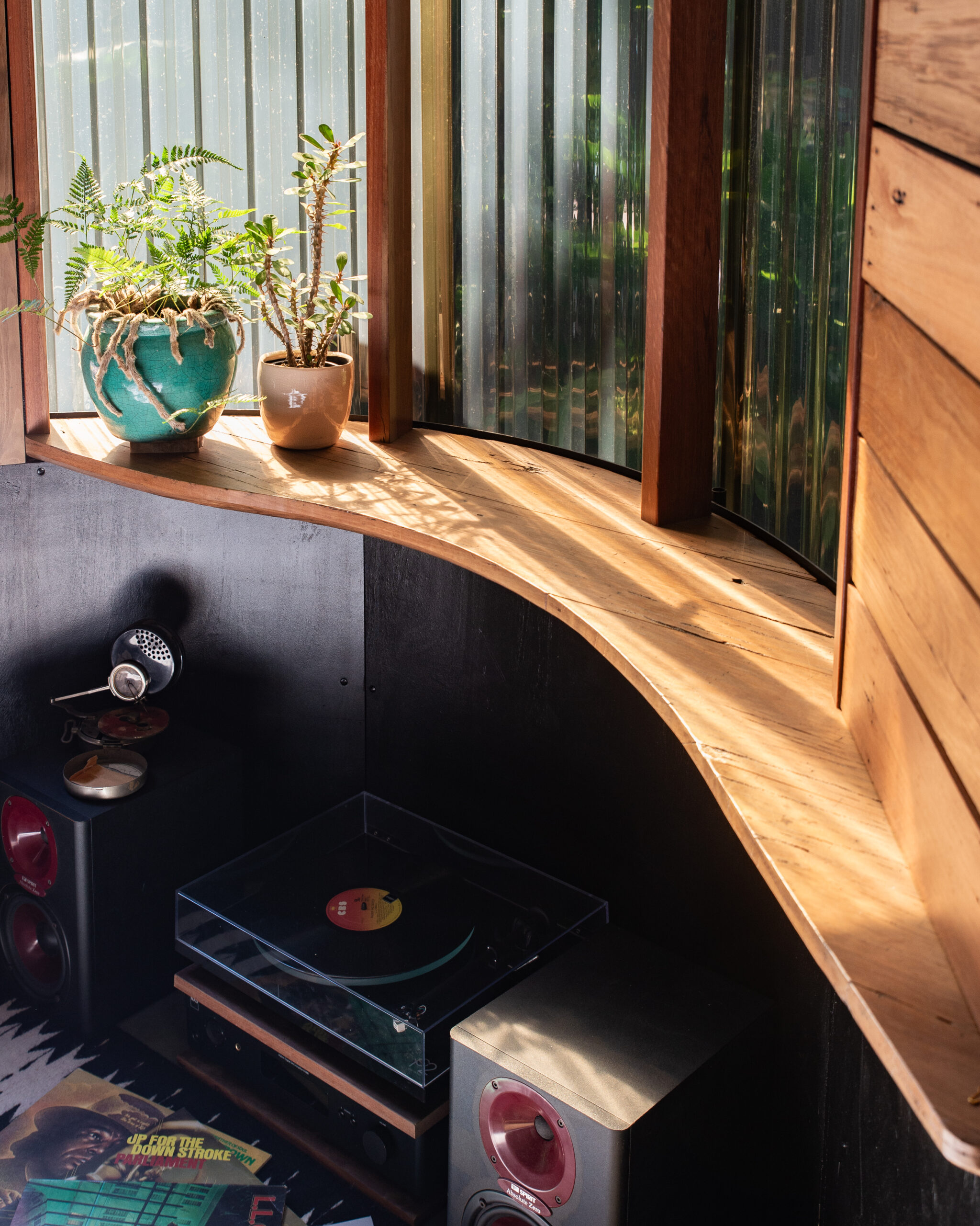 12_recycled-HWD-curved-desk__DSC_8758