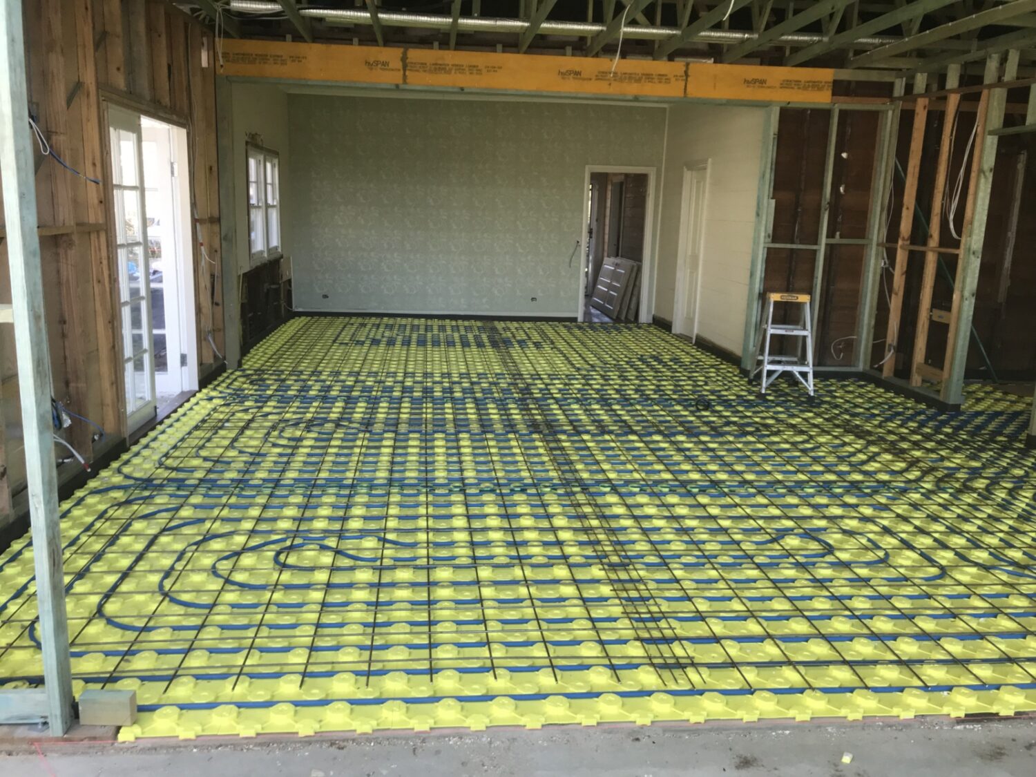 Laying-the-pipes-for-in-floor-heating-scaled