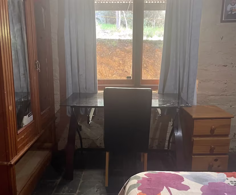 ivhnmvq5lfwr5xxbus5d-Desk-spare-room