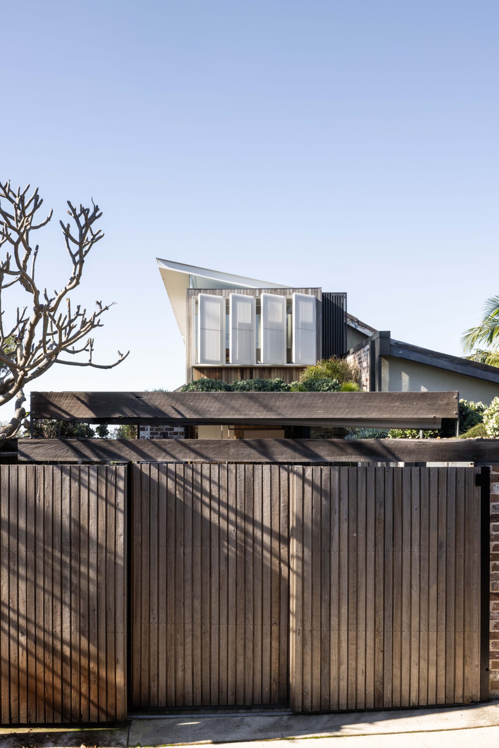 05-Matt-Day-Architect-Matt-Day-Manly-House-Exterior-Timber-Garage-Door