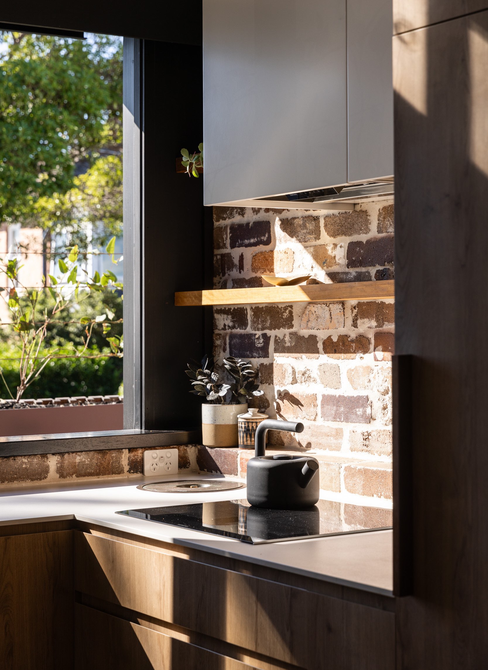 09-Matt-Day-Architect-Matt-Day-Manly-House-Kitchen-Recycled-Brick