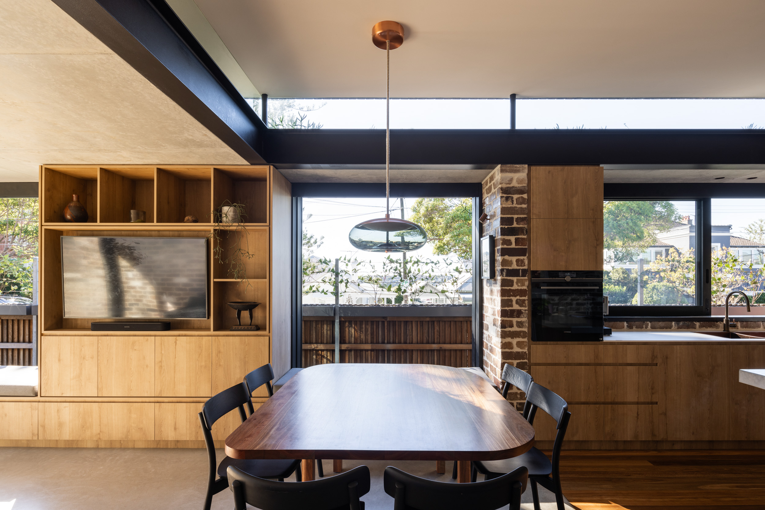 10-Matt-Day-Architect-Matt-Day-Manly-House-Dining-Recycled-Brick-Timber