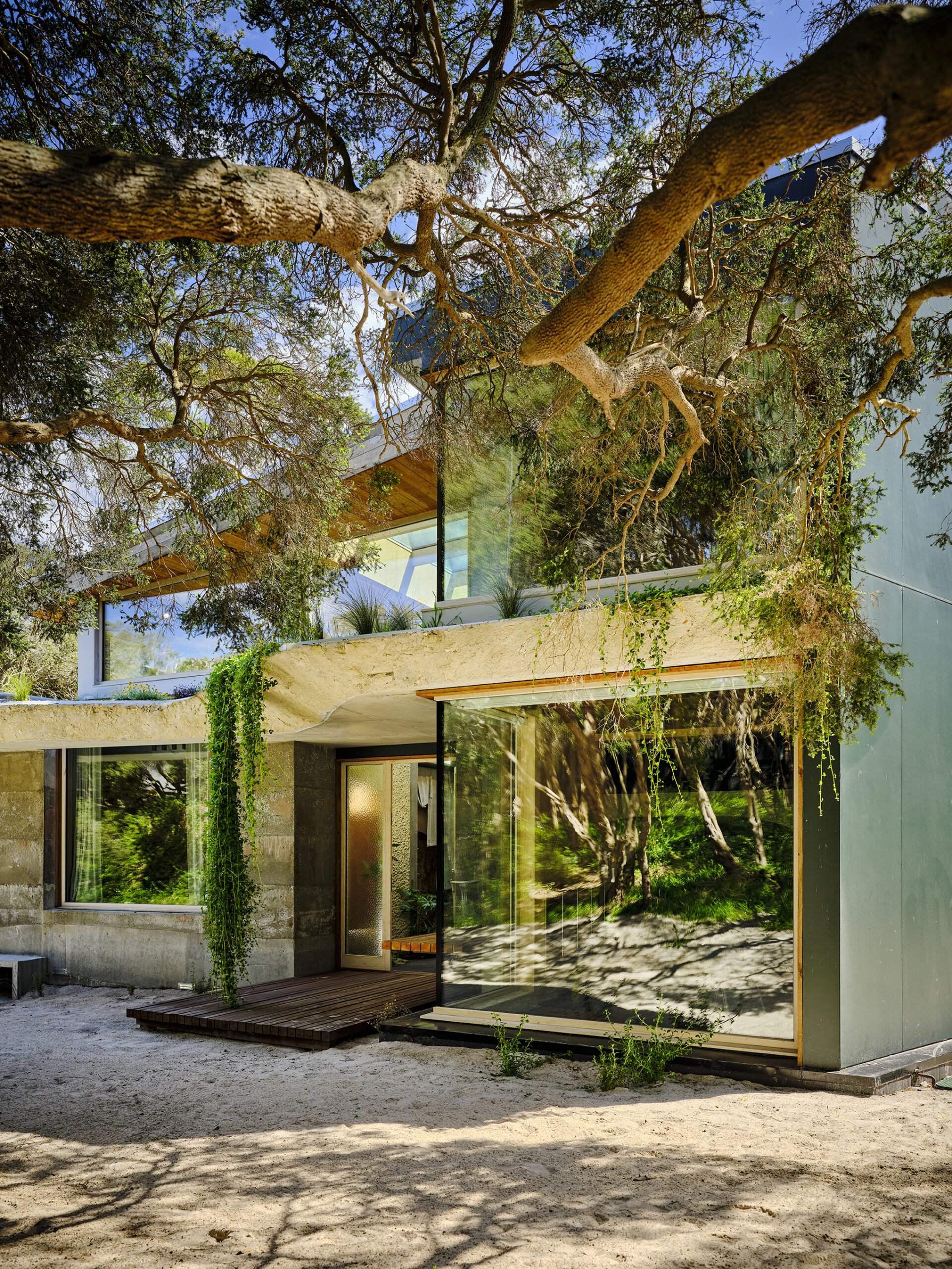 251030-CAVE-HOUSE2612