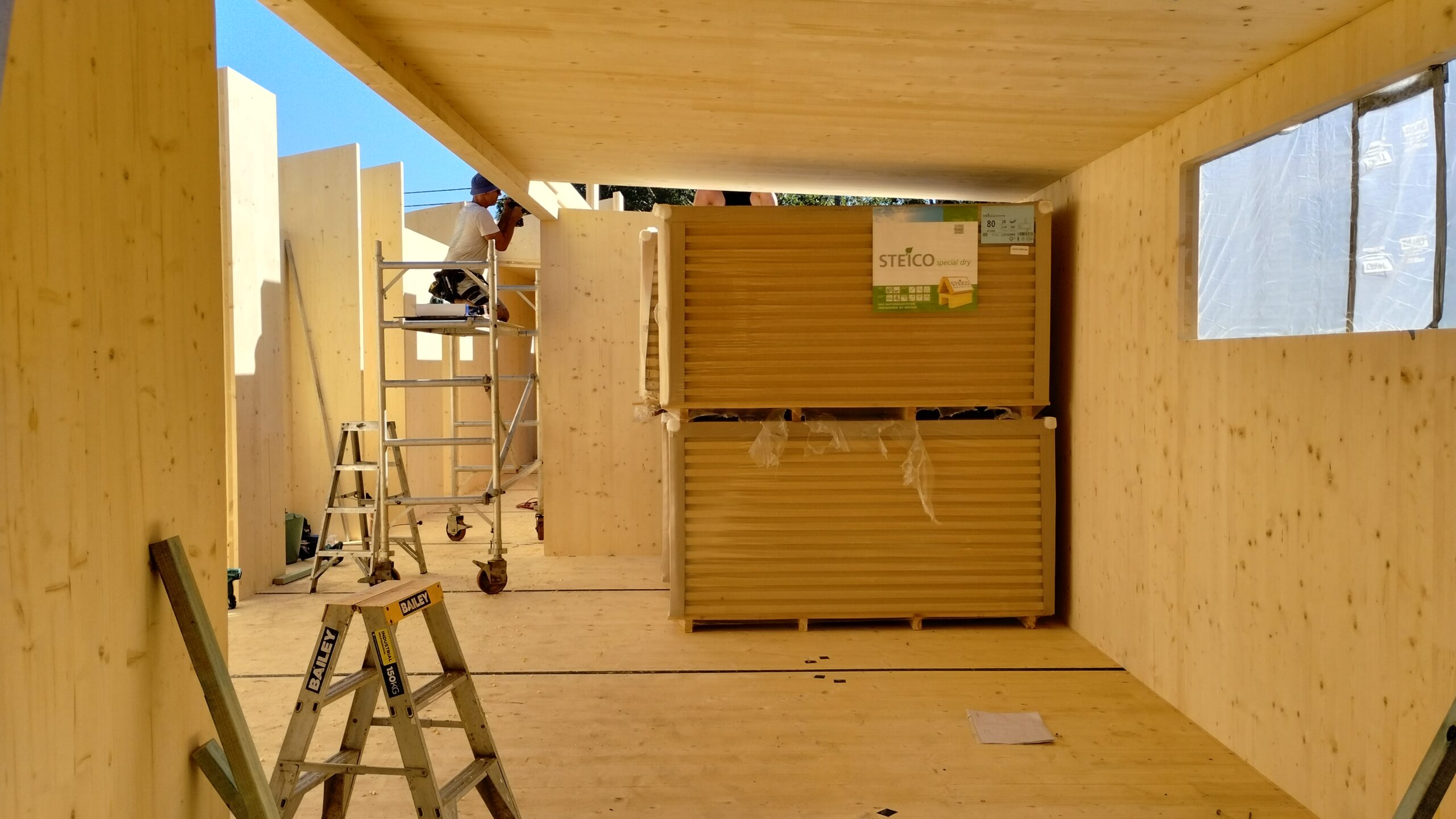 3-Interior-construction-with-woodfibre-insulation-pallets-