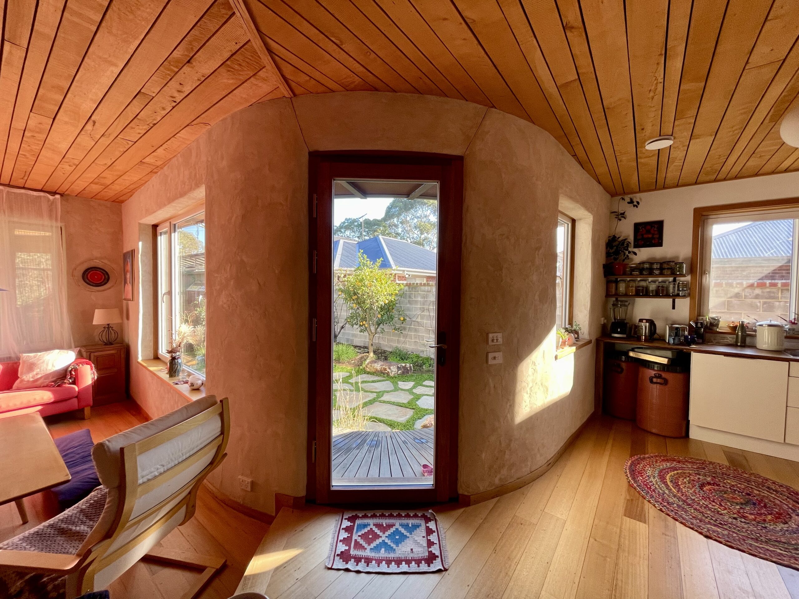 Curved wall featuring natural lime render over steel mesh IMG_9924