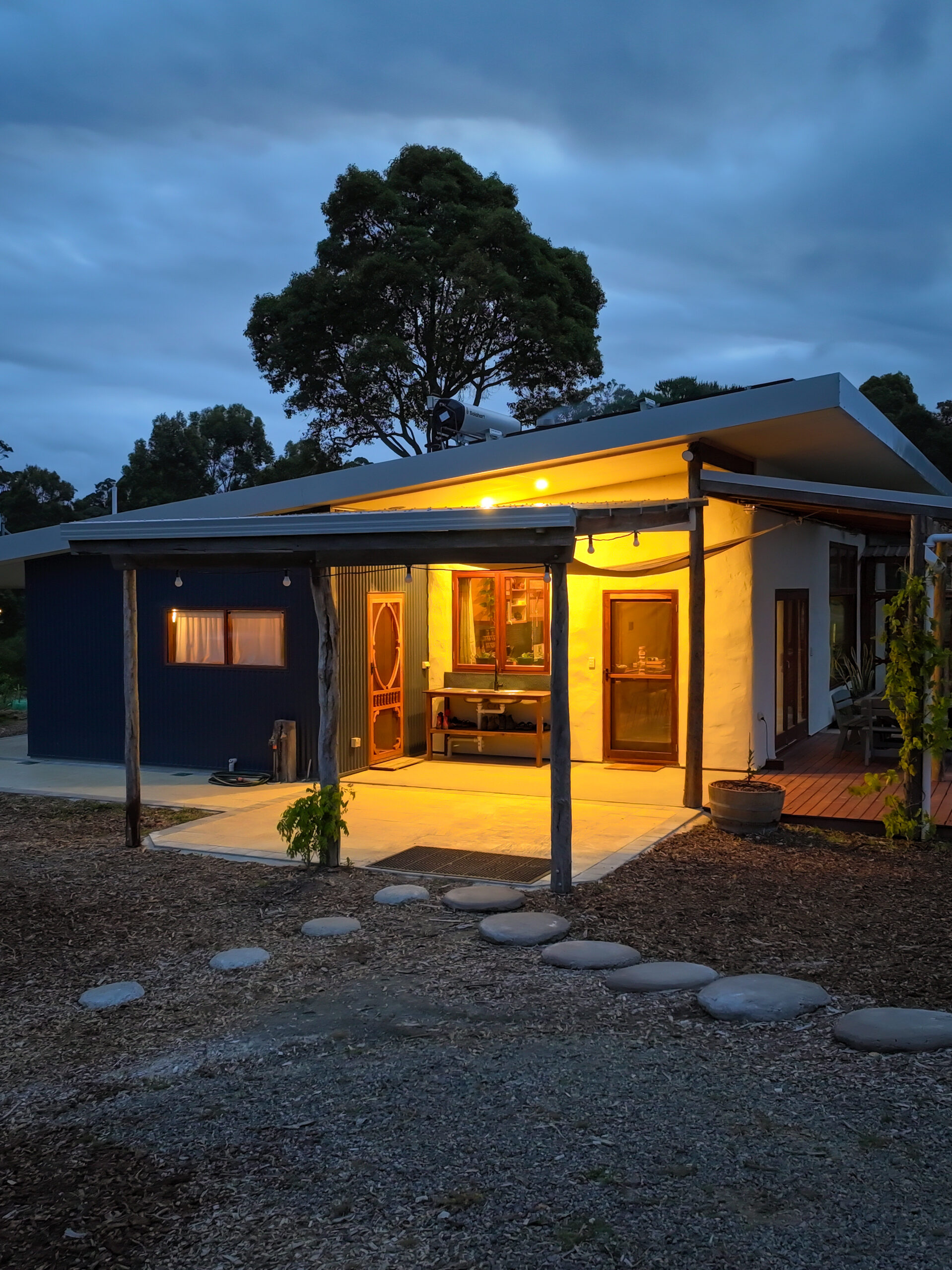 TINY-STRAWBALE-HOUSE-27