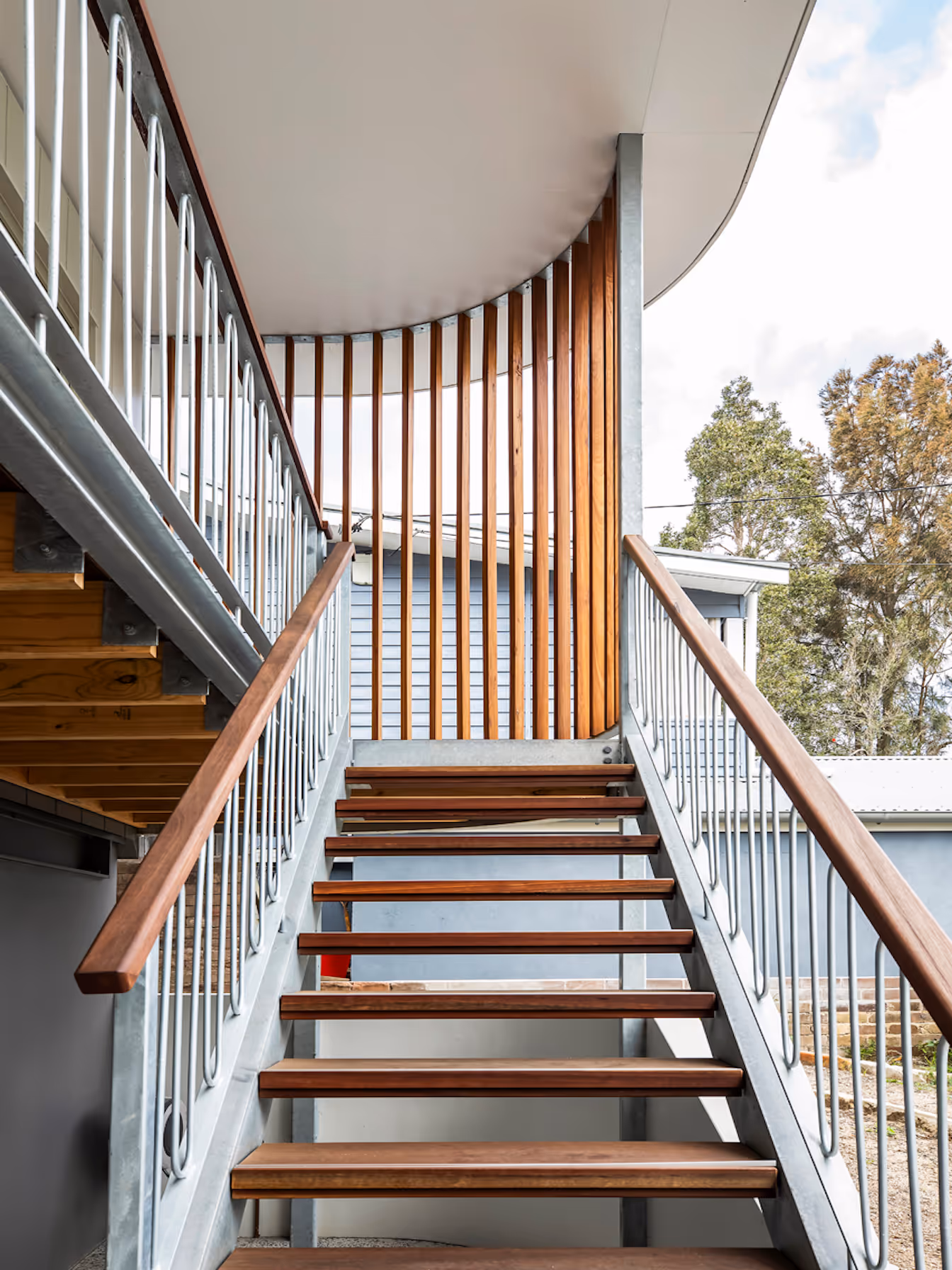 686f248dfd5dc96079310537_03-portrait-envirotecture-curvaceous-passivhaus-nsw-external