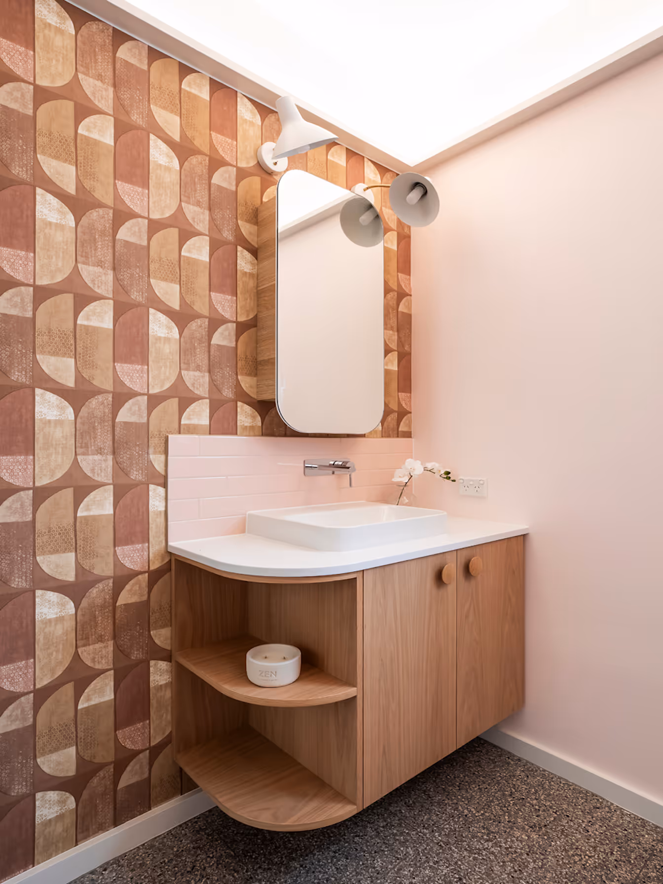 686f24a97a919081ad0b36b8_07-portrait-envirotecture-curvaceous-passivhaus-nsw-pink-bathroom